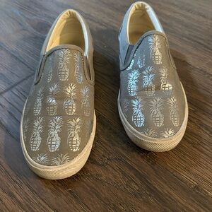 Women’s Silver/Gray Pineapple Bucket Feet